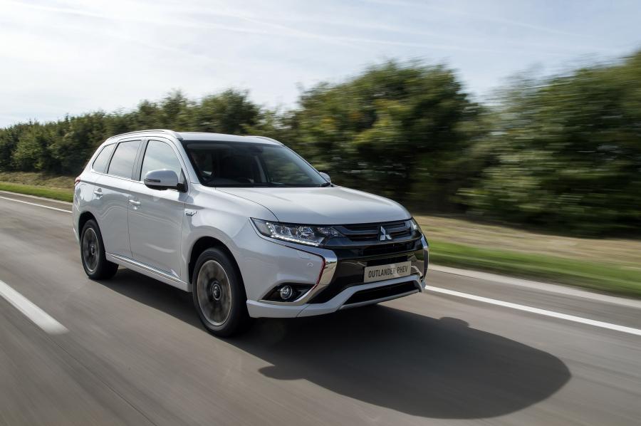  Mitsubishi Outlander PHEV 2015 года  (UK) (фото 16 из 31)
